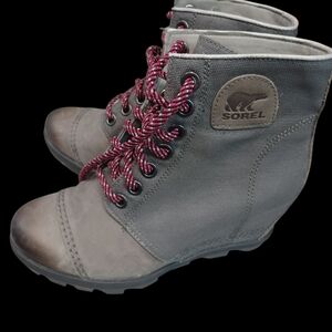Sorel Gray Women's Boots with Red Laces